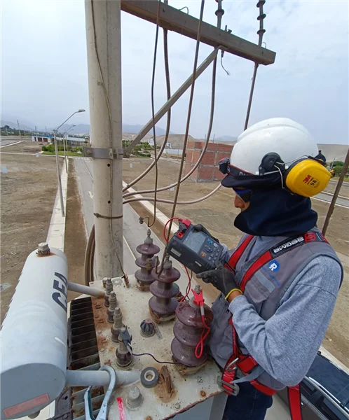 Técnico instalando sistema electrico